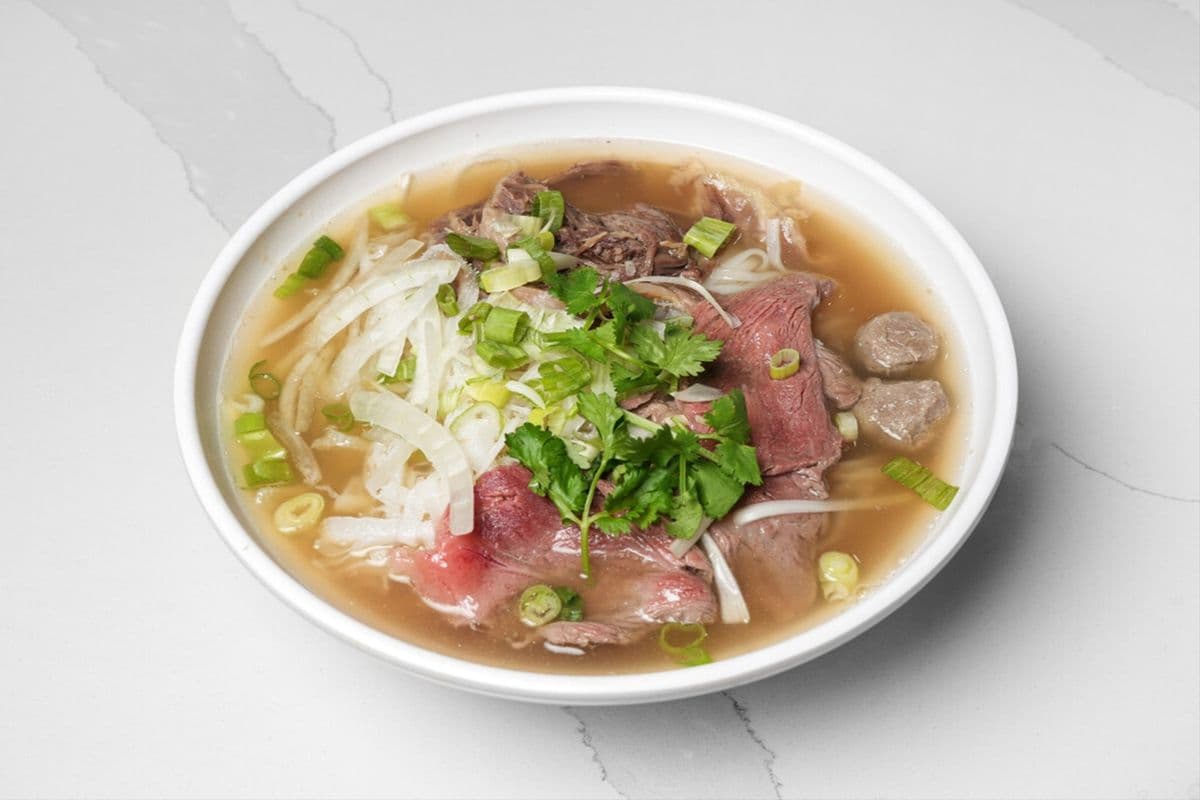 House Special Beef Rice Noodle Soup 特別牛肉粉