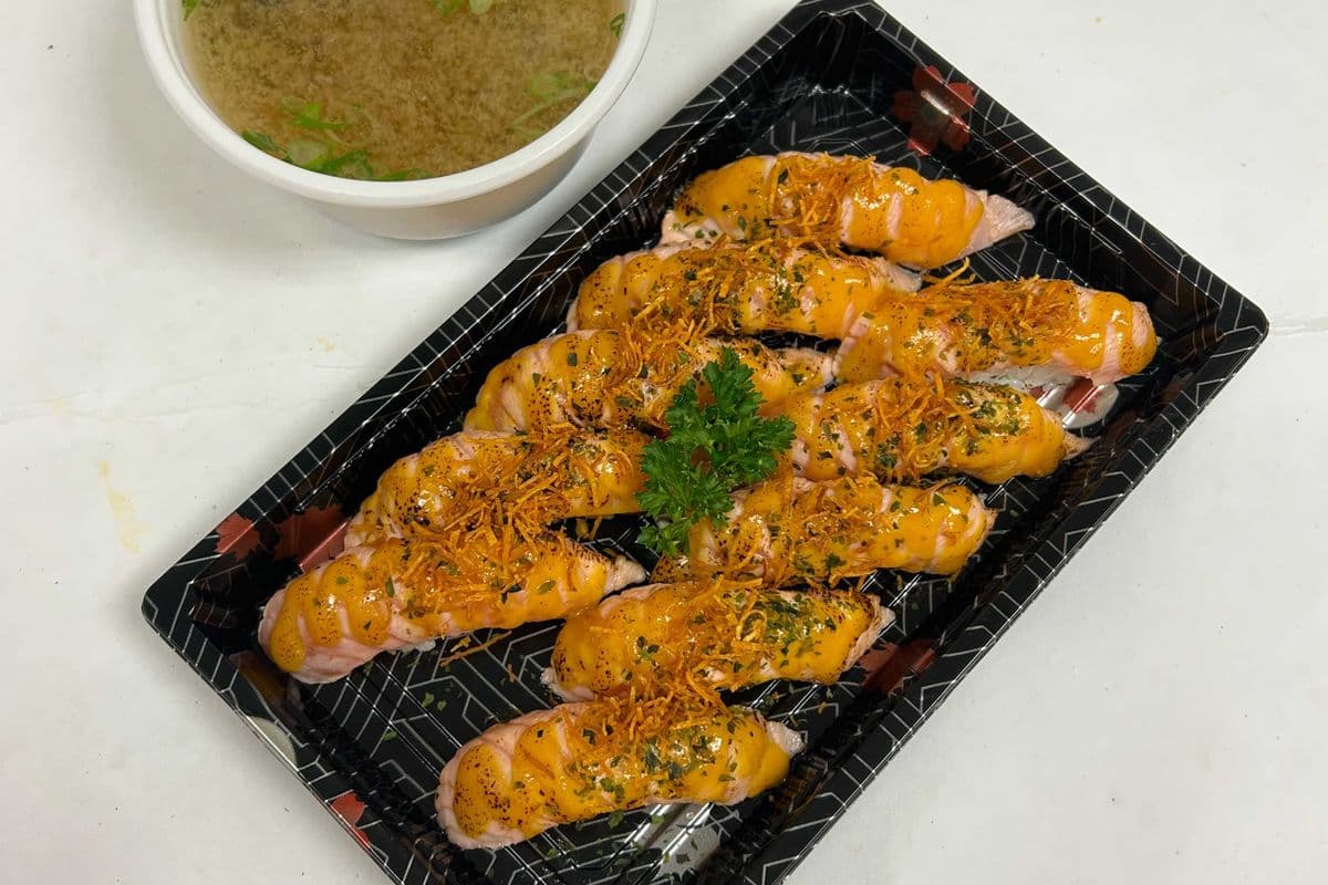 C08 Salmon Torched Sushi Combo (10Pcs)