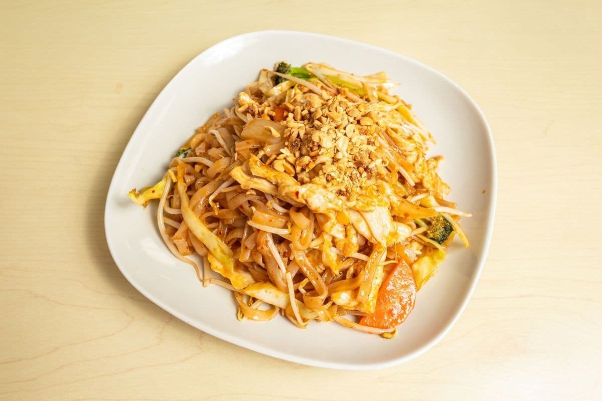 VP2. Chicken Pad Thai rice noodle