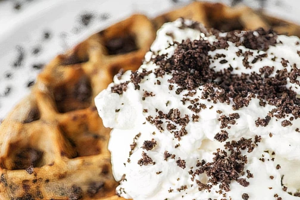 Demi-Gaufre avec Oreo, Crème Anglaise et Chocolat / Half-Waffle with Oreo, English Cream and Chocolate