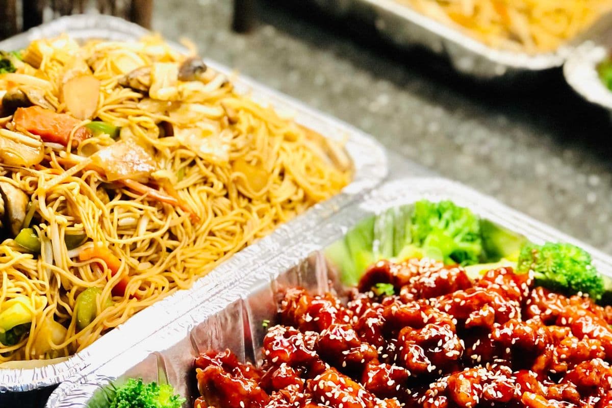 B. Vegetable Lo Mein Party Tray