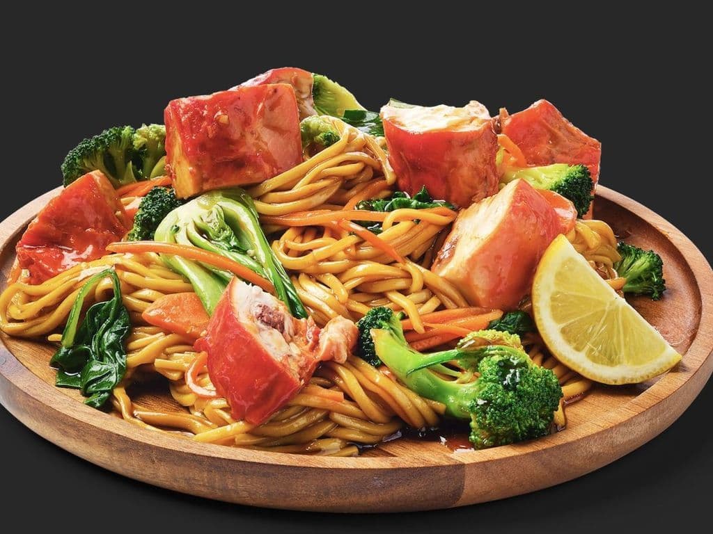 Chicken Chow Mein w/ 6 wings