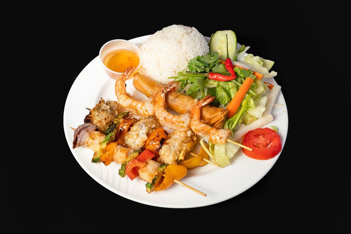 Trio brochette crevettes, pétoncle et calmar / Charcoal Scallop, Squid & Shrimps Skewers