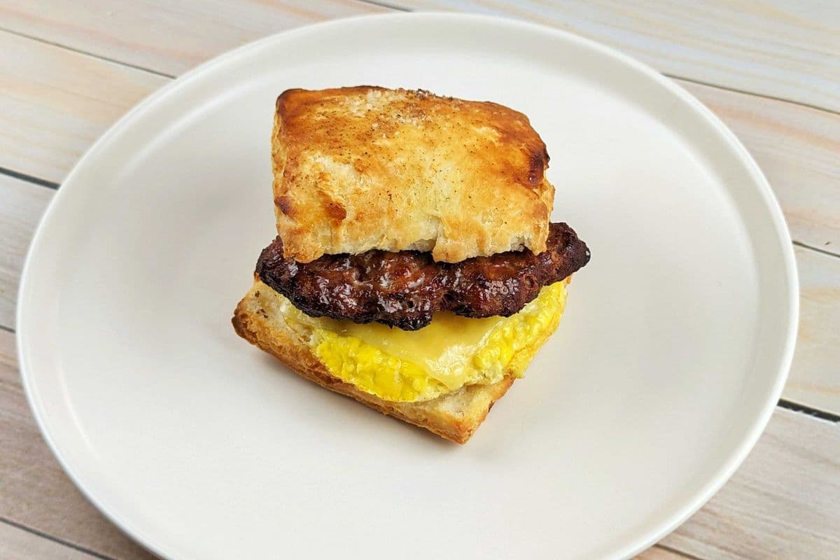 Sandwich saucisse, oeuf et cheddar