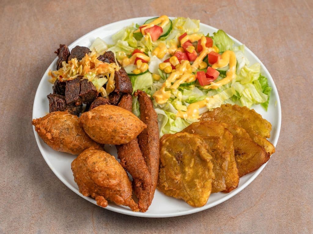 Fritay (Cabrit-Chèvre) + Plantain + Accra + Marinade + Salade + Pikliz