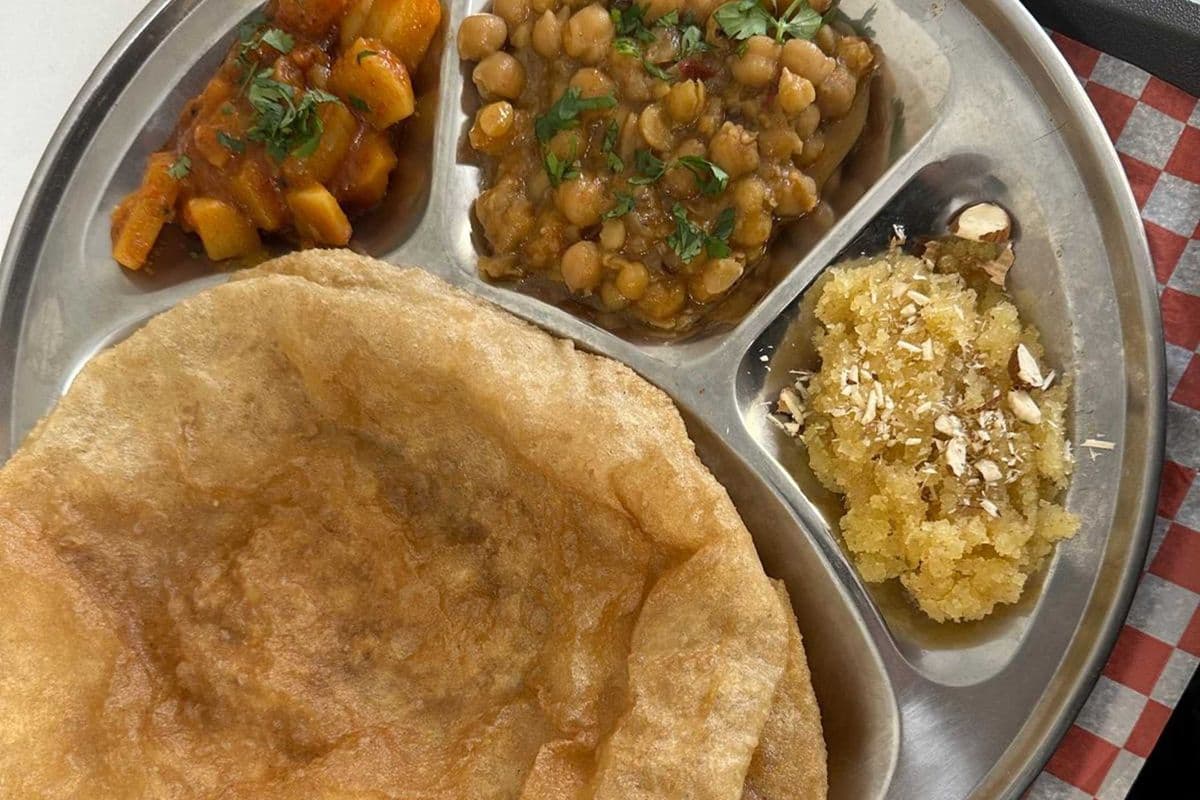 Halwa Puri - 02 Puris