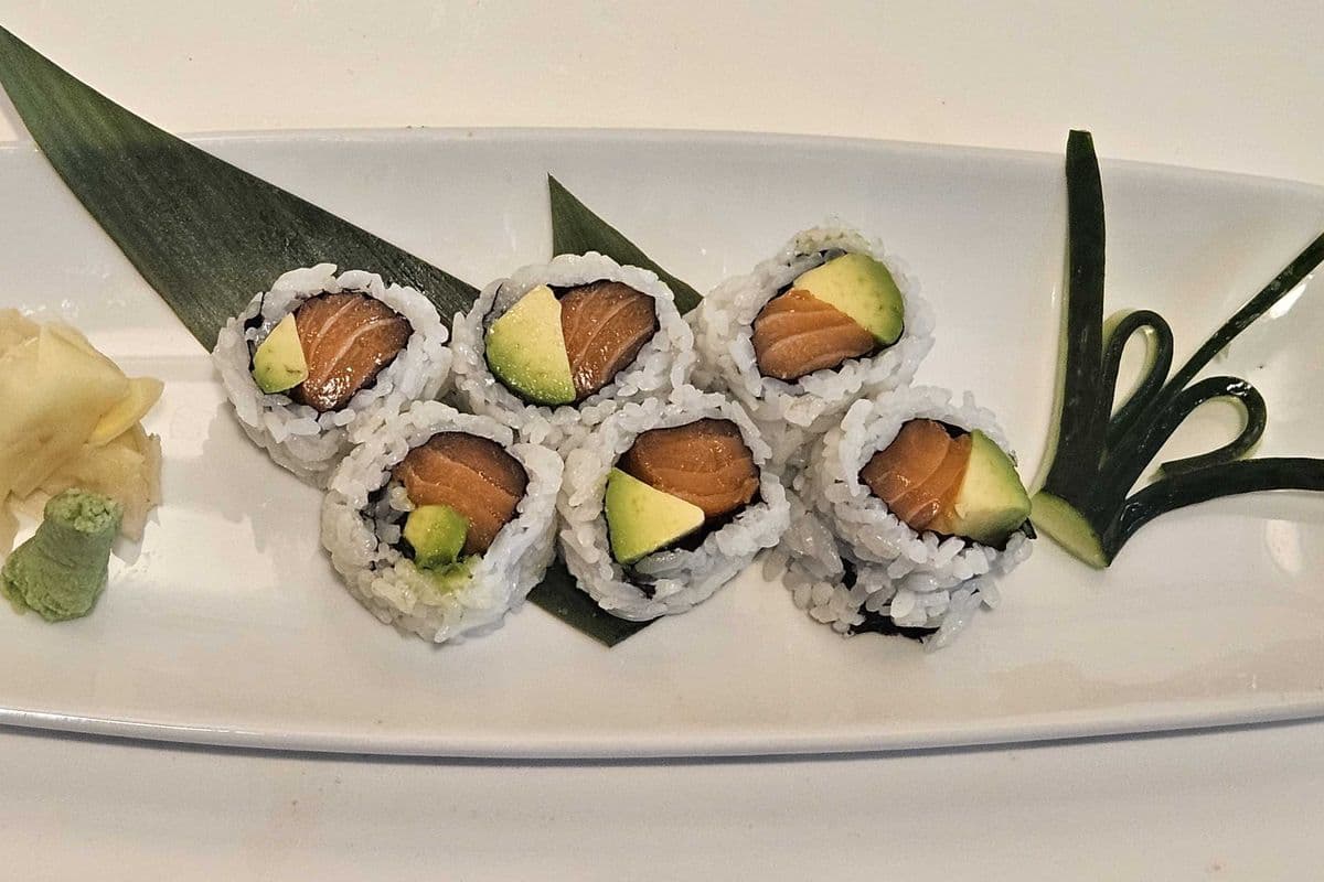 Salmon & Avocado Roll (6pcs)