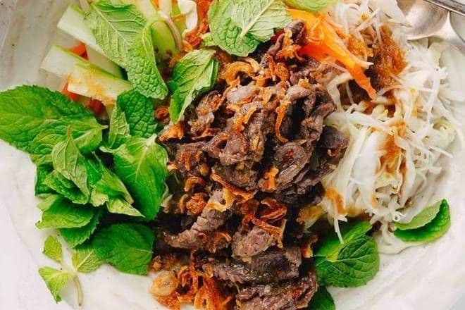 21. Bun bo nuong avec rouleau imperial / 烤⽜⾁串春卷檬 / 21. Bun bo nuong avec rouleau imperial /