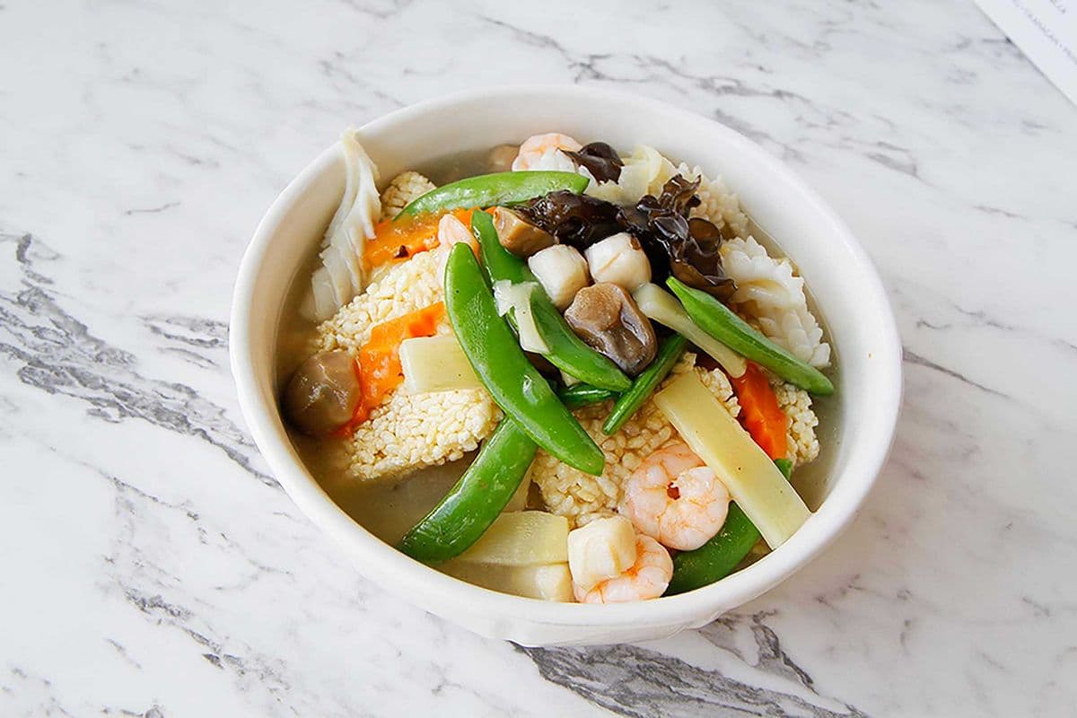 Shrimps, Squid and Snap Peas on Crispy Rice 海鮮鍋巴