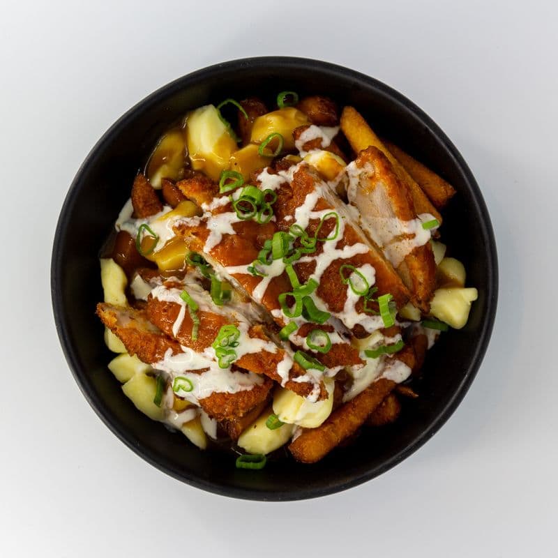 Poutine au Poulet Buffalo et Sauce au Bleu / Buffalo Chicken Poutine with Blue Sauce