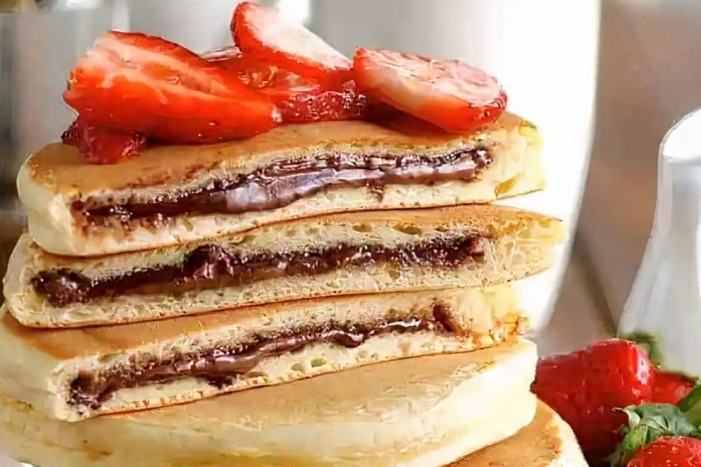 Un Pancake Farci avec Nutella et Garni de Fraises /One Pancake Stuffed with Nutella and Topped with Strawberries