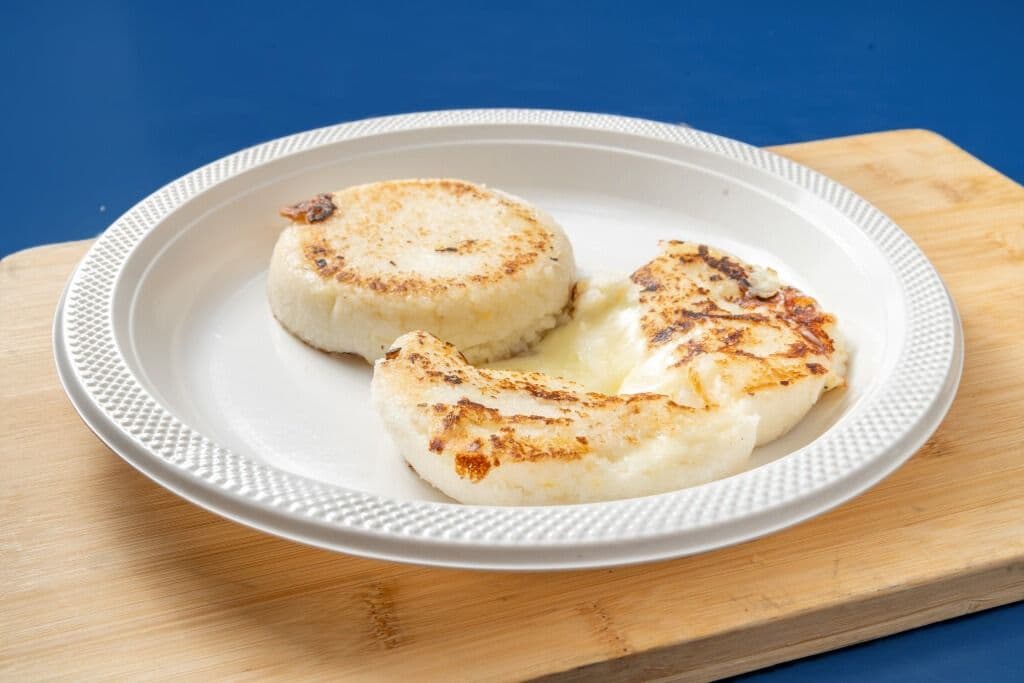Arepas mixed with cheese (package of 6 arepas)