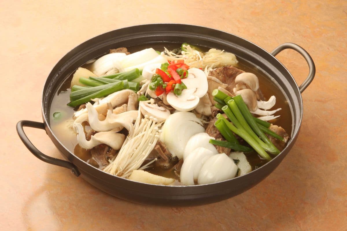 21. Pork Back Bone Hot Pot / 버섯감자탕 蘑菇猪排白菜土豆汤