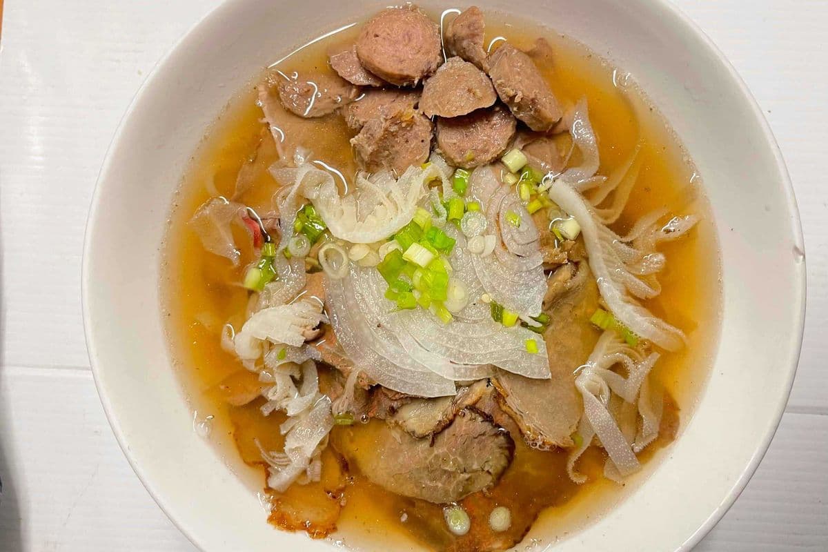 Pho đặc biệt special (25-28 Rarebeef, 10 well-done beefs, 3 Meatballs, 1 Tripe) (hot sauce + hoison sauce)