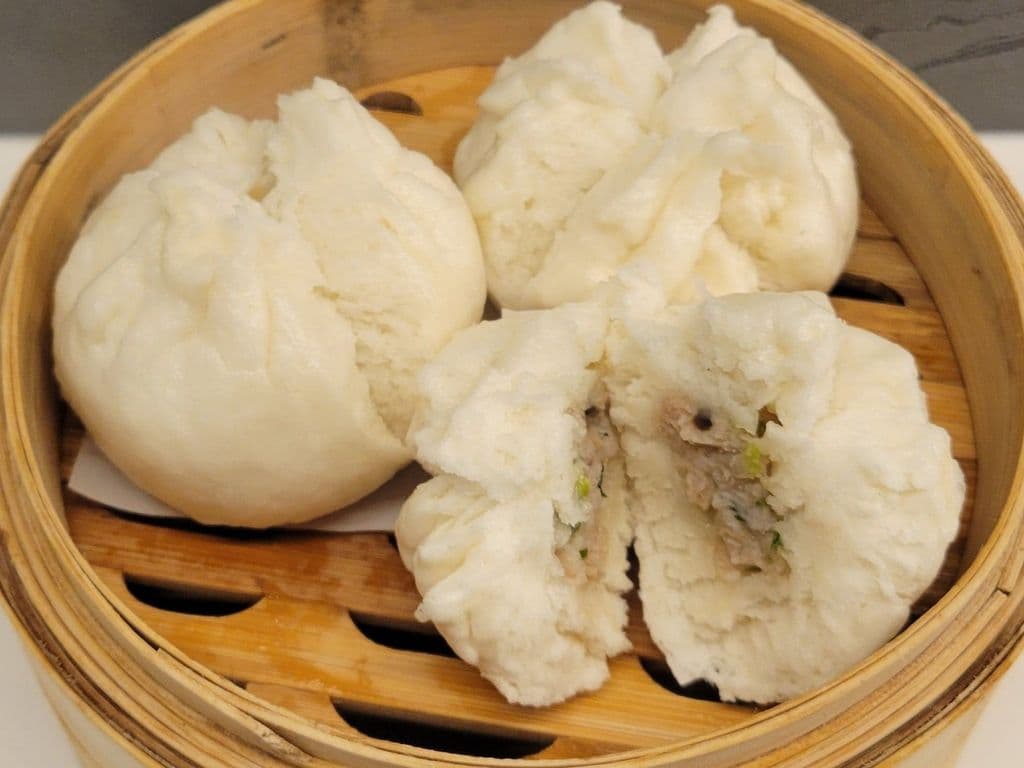 ST10 Steamed Chicken Bun 鮮肉雞包