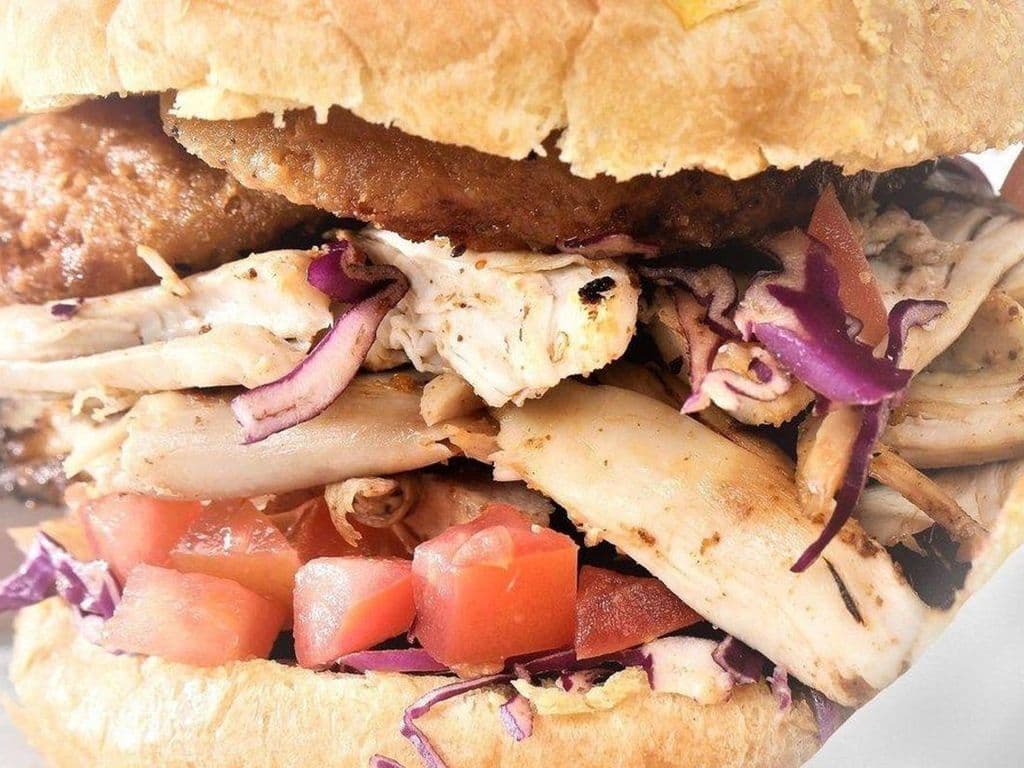 PULLED CHICKEN SANDWICH