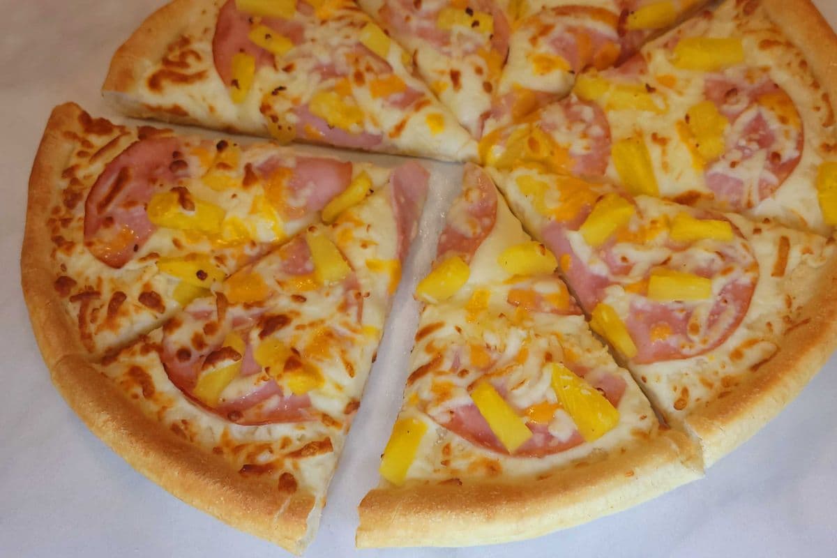 Large Hawaiian + 3 FREE DRINKS