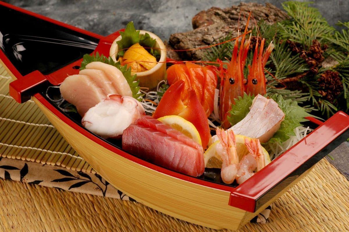 Deluxe Assorted Sashimi (22 pcs)