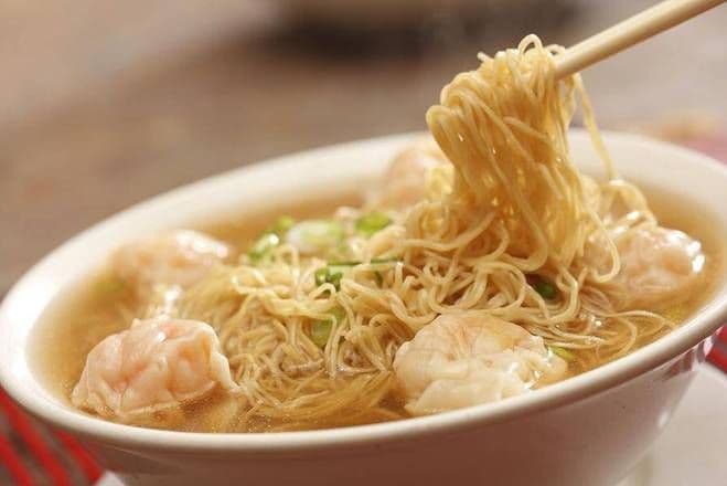 #63 Soupe wonton (Porc & crevette) avec nouilles / Wonton (Pork & Shrimp)Soup with Noodles /鲜虾云吞汤面 / #63 Soupe wonton (Porc & crevette) avec nouill