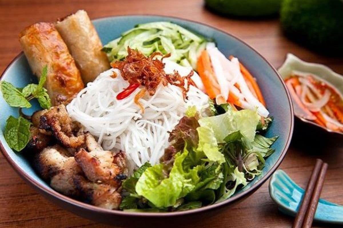 16. Bol deluxe poulet grillé et rouleaux Impériaux / Deluxe Bowl of Grilled Chicken and Imperial Roll 鸡檬