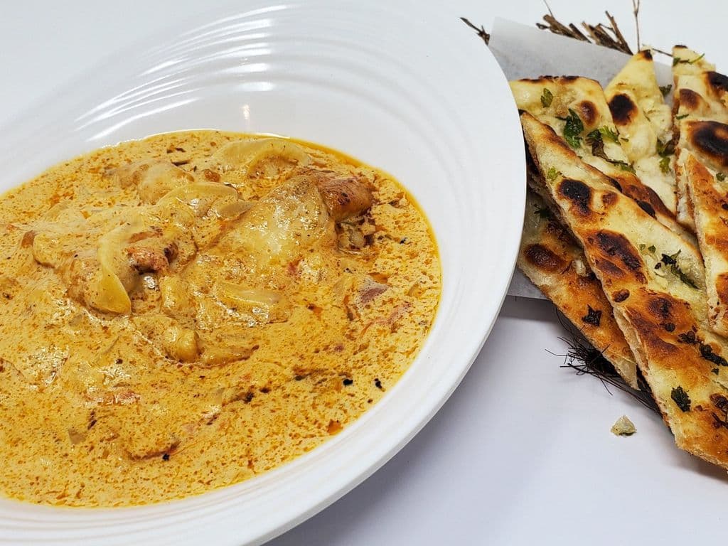 Naan With Butter Curry