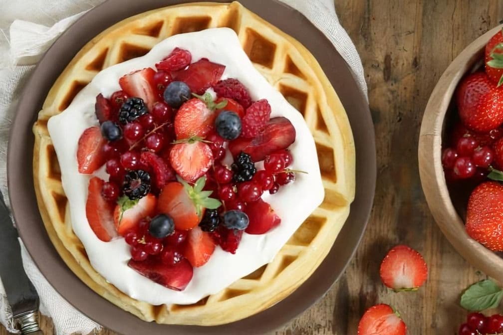 Gaufres des fruits frais et crème anglaise / Fresh Fruits and English Cream Waffle