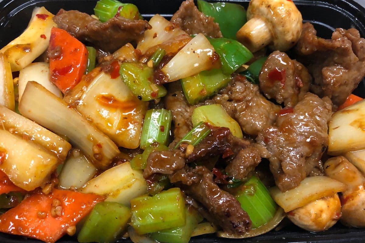 37. Spicy Szechuan Beef and vegetable 四川牛肉杂菜