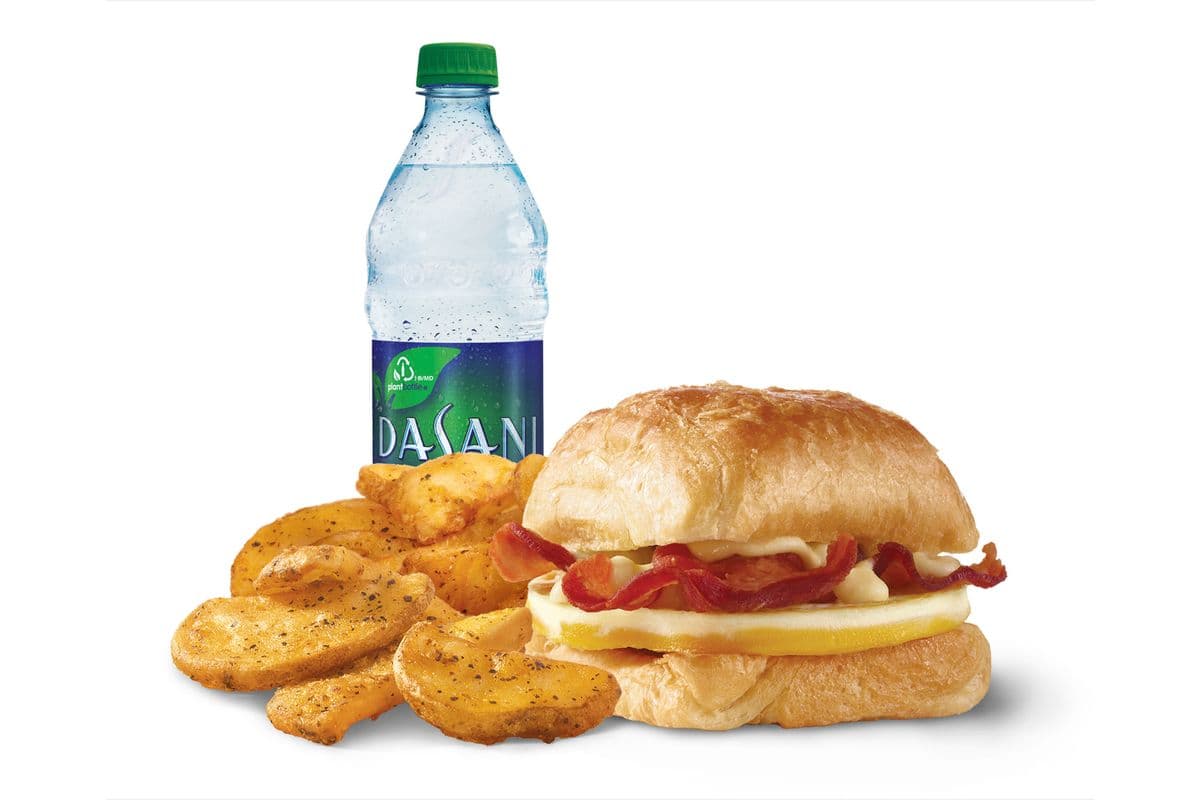 Combo croissant avec bacon, œuf et fromage suisse / Bacon, Egg, and Swiss Croissant Combo (Cals: 660)