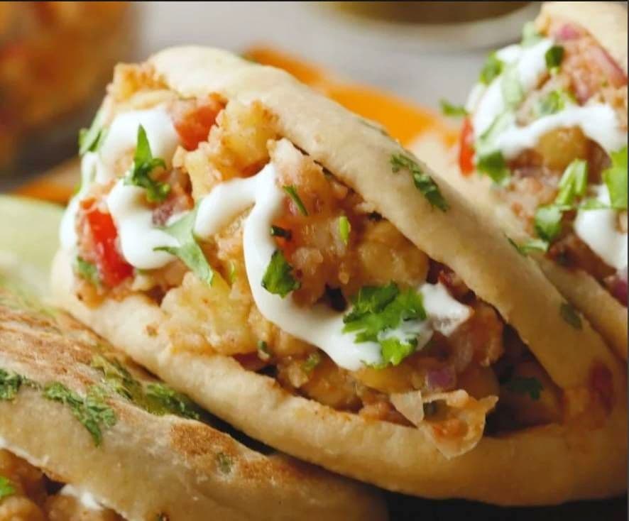 Kulcha Channa farci (1 mcx) / Stuffed Kulcha Channa ( 1 piece )