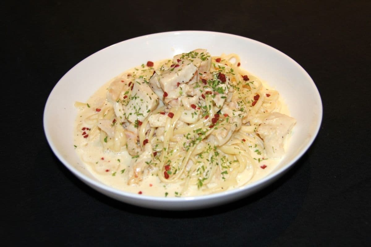 Luiguine Sauce Alfredo avec Poulet Grillé et Bacon / Linguine Alfredo Sauce with Grilled Chicken and Bacon
