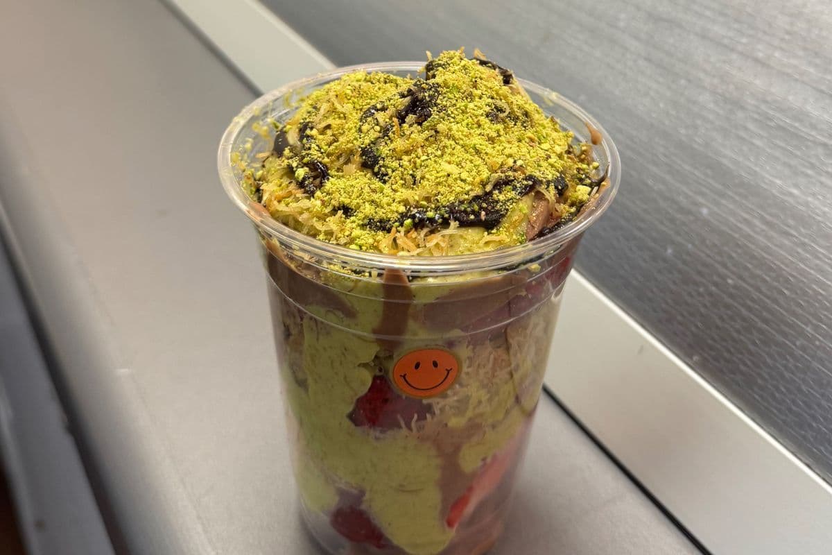 Viral Dubai chocolate strawberry cup
