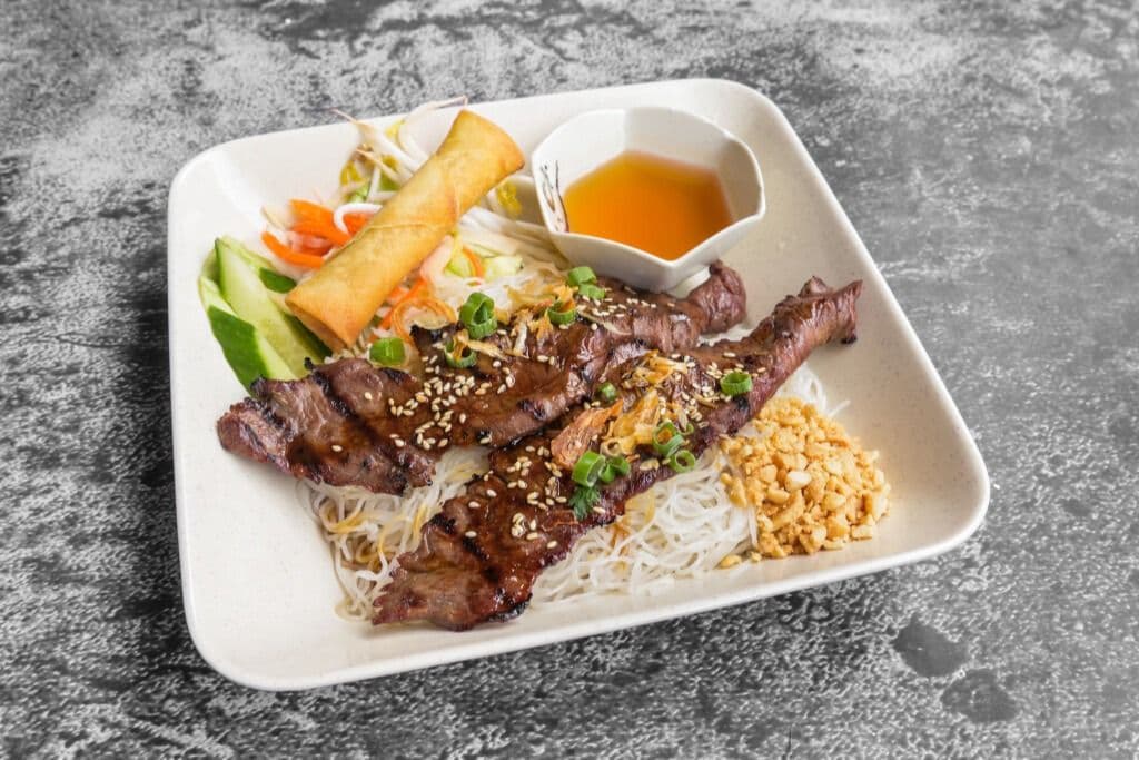 55. Bœuf grillé et rouleau impérial sur vermicelles / Grilled Beef and Imperial Roll on Vermicelli