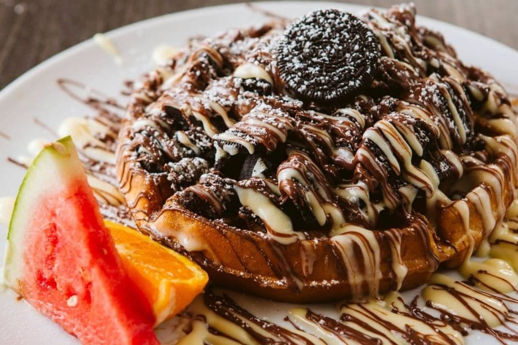 Gaufres d'oreo avec crème anglaise et chocolat / Oreo with English Cream and Chocolate Waffle