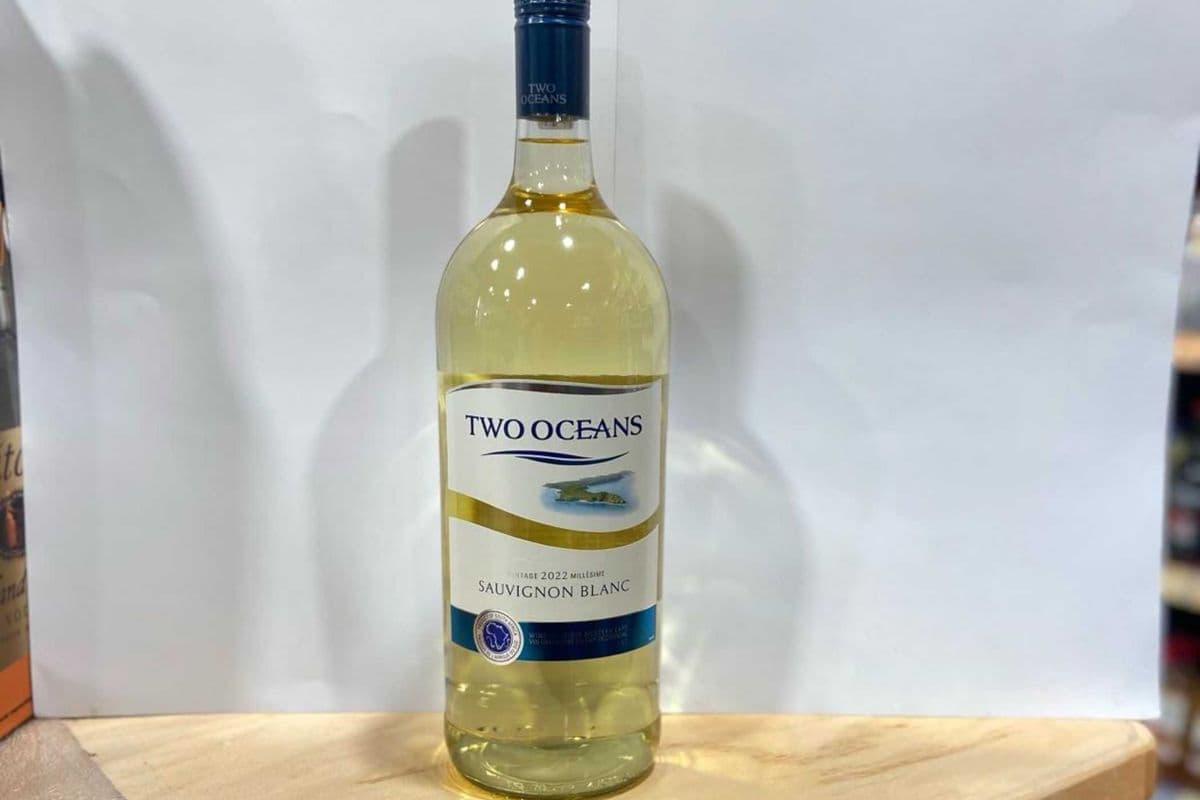 TWO OCEANS SAUVIGNON BLANC 1.5L (1 x 1.15 L)
