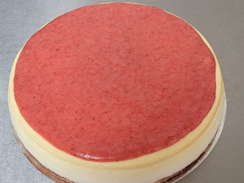 New York Cheesecake with Strawberry Sauce Topping (Full Cake) 8 ich