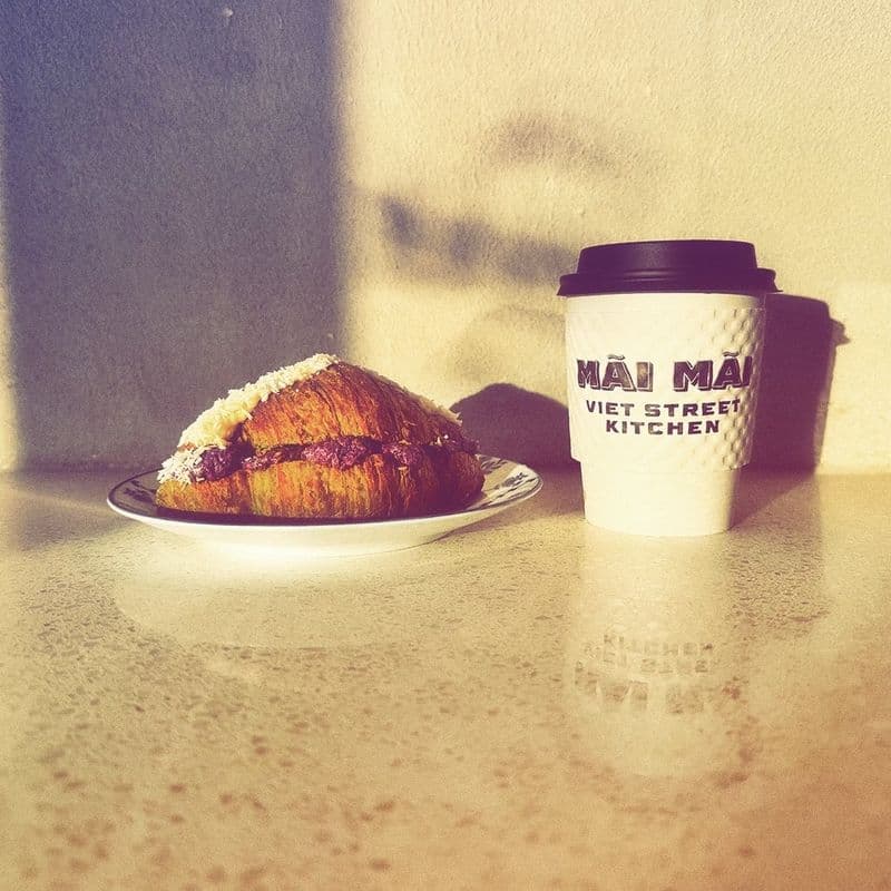 Coffee & Croissant (Pandan Coconut Ube Mochi) / Café et croissant (mochi pandan-coco-ube)