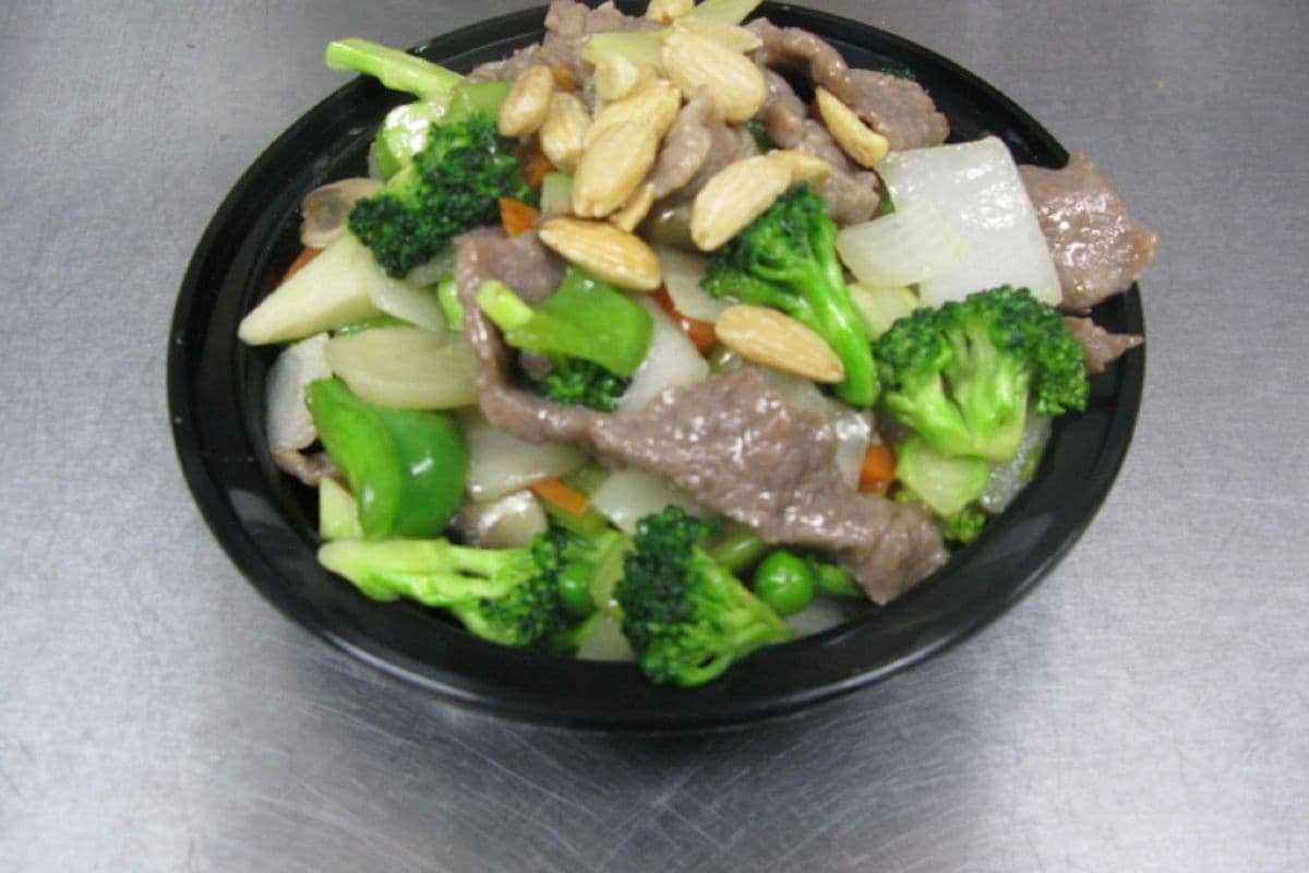 Beef with Vegetables and Almonds 牛丁