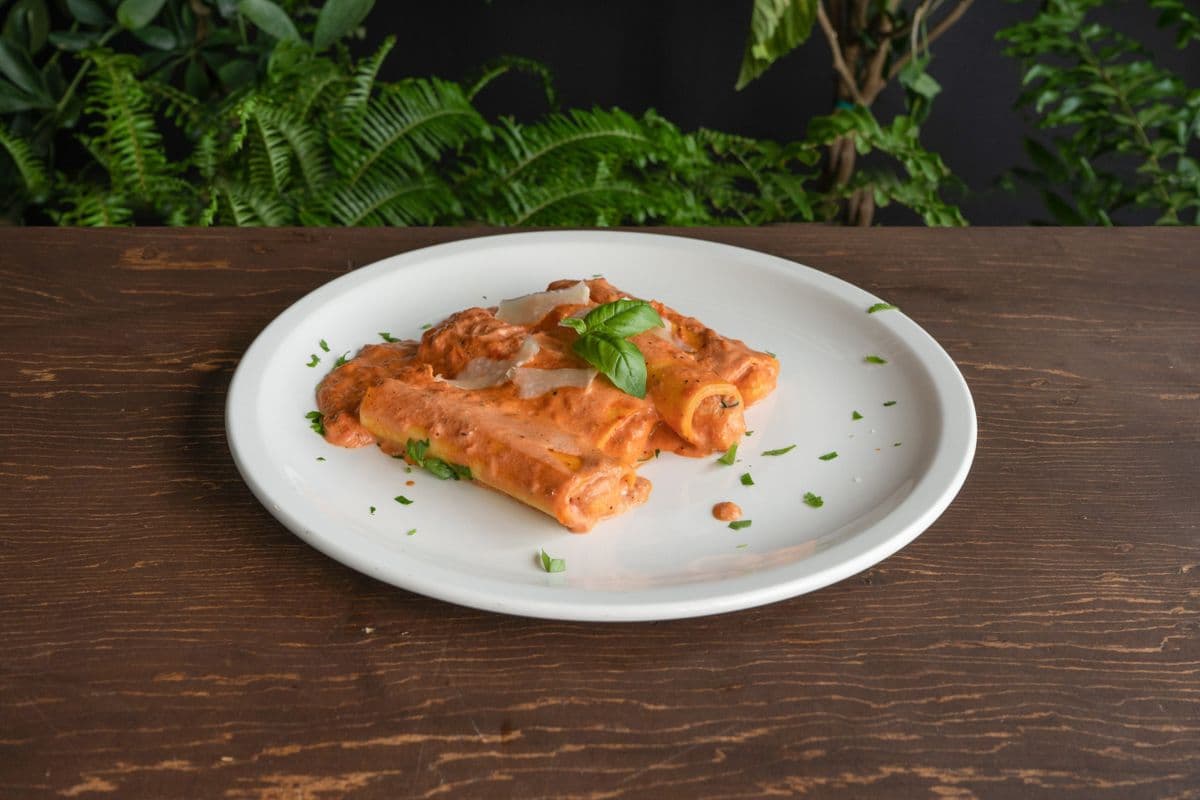 Manicotti (pates farcies a la ricotta) avec sauce tomate ou rosée
