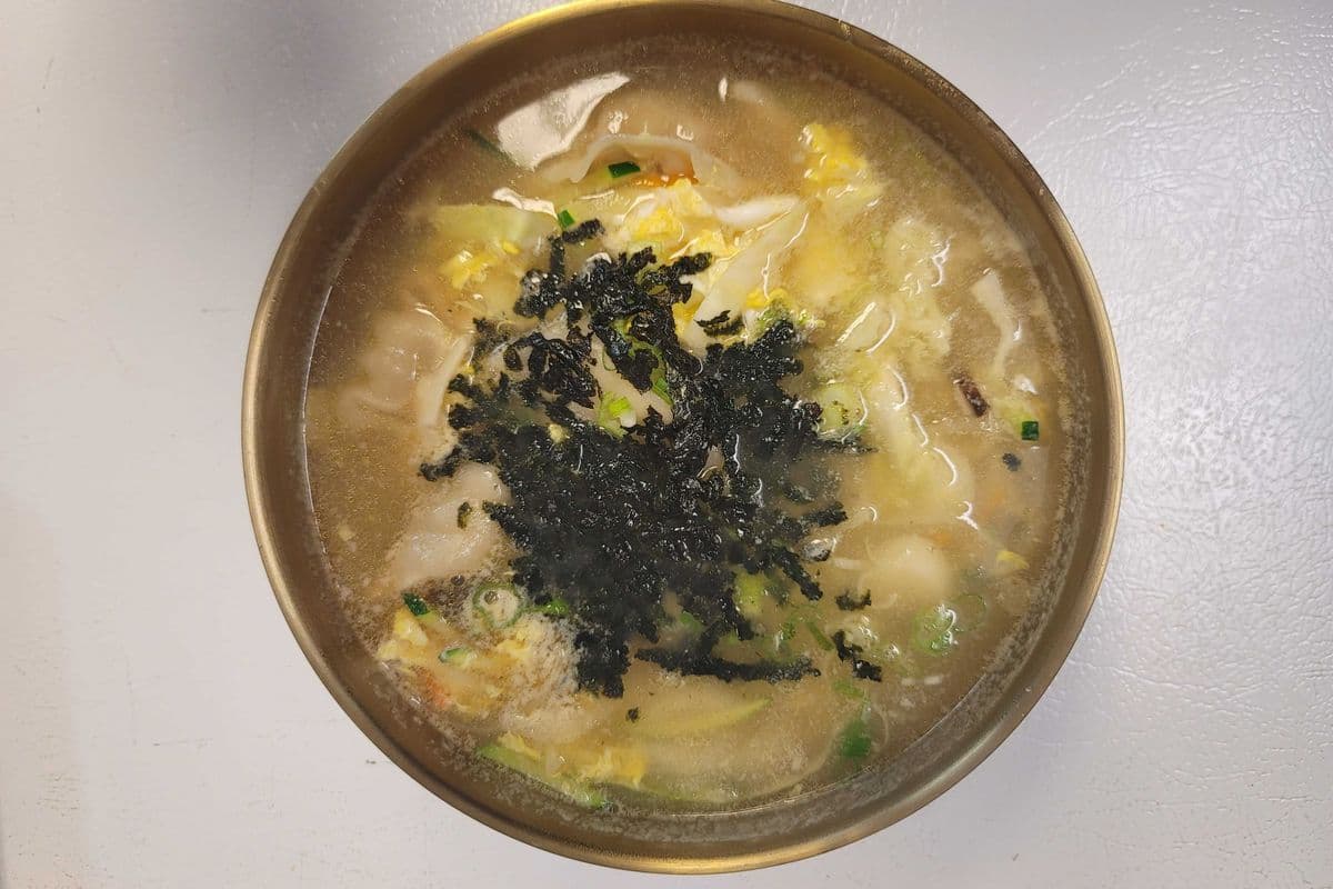 51. Rice Cake Dumpling Soup (Tteog Mandugug)
