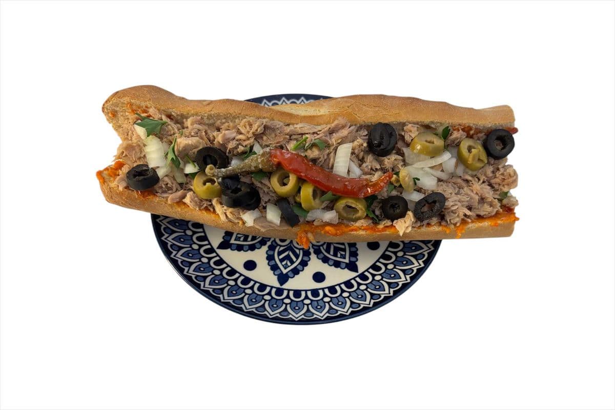 Sandwich au thon ( harissa - salade verte / mechwia et thon)