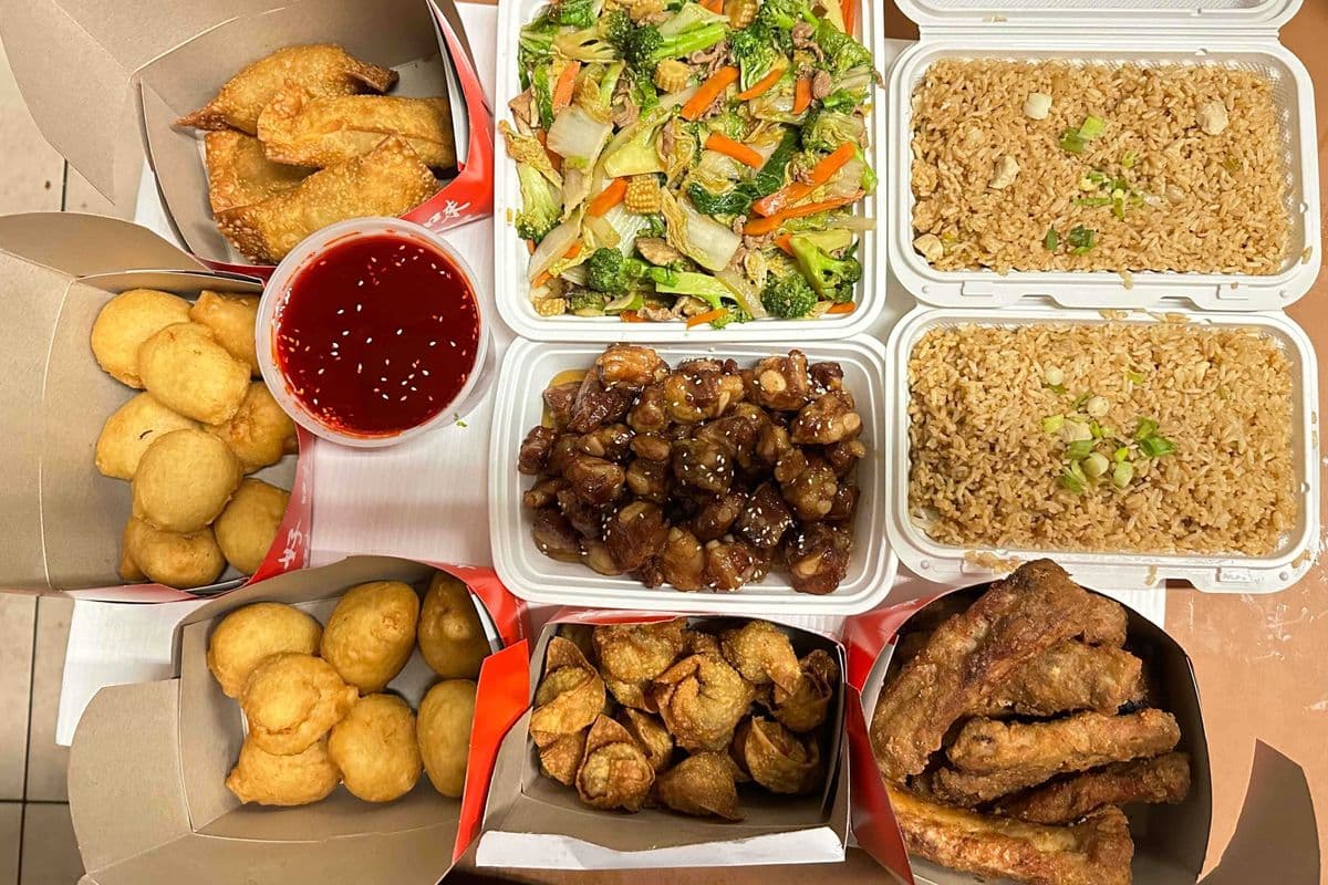 Dinner for 5 (5 egg rolls, 15 balls, 10 bonbons+le, (20) wontons, honey garlic ribs, beef greens (LARGE), and two rice, 20 oz sauce