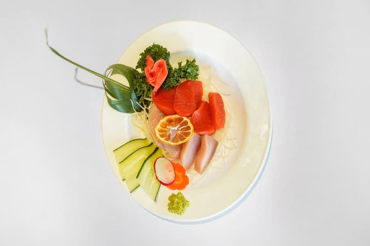 Salmon and Tuna Sashimi (8 pcs)