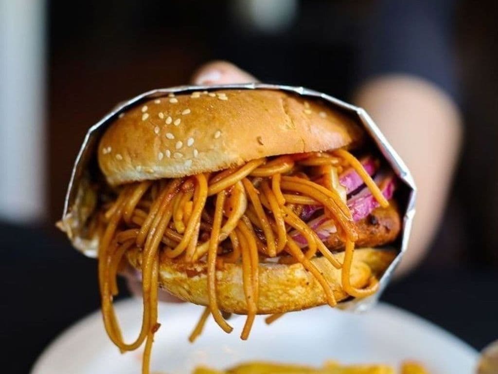 Noodle Burger - (Aloo/Paneer/Chicken)