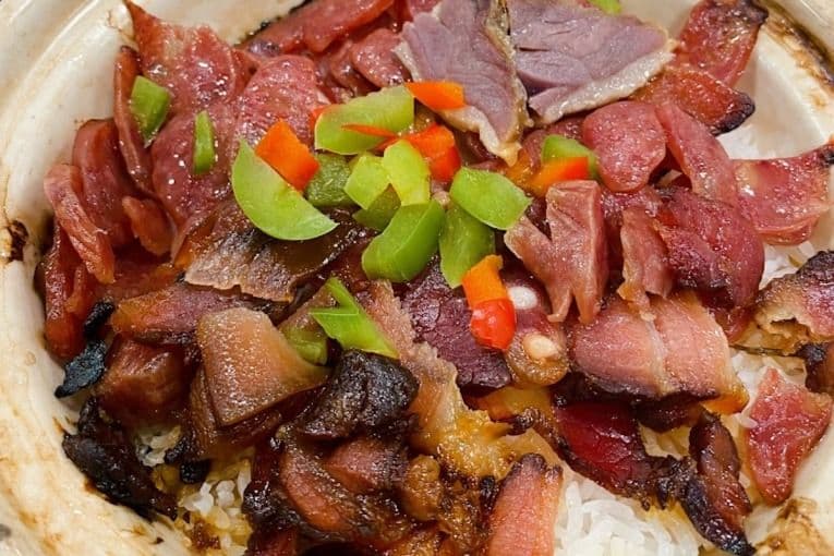 Cantonese-Style Savory Rice (广式腊味瓦煲饭)