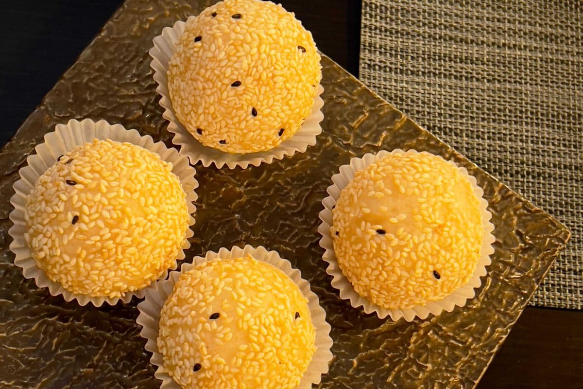 220. D/F Sesame Ball with Egg Yolk Paste/ 4pcs (流沙煎堆仔)