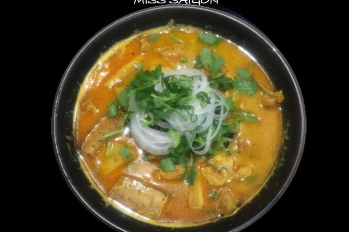 Vietnamese Curry Chicken Noodle Soup