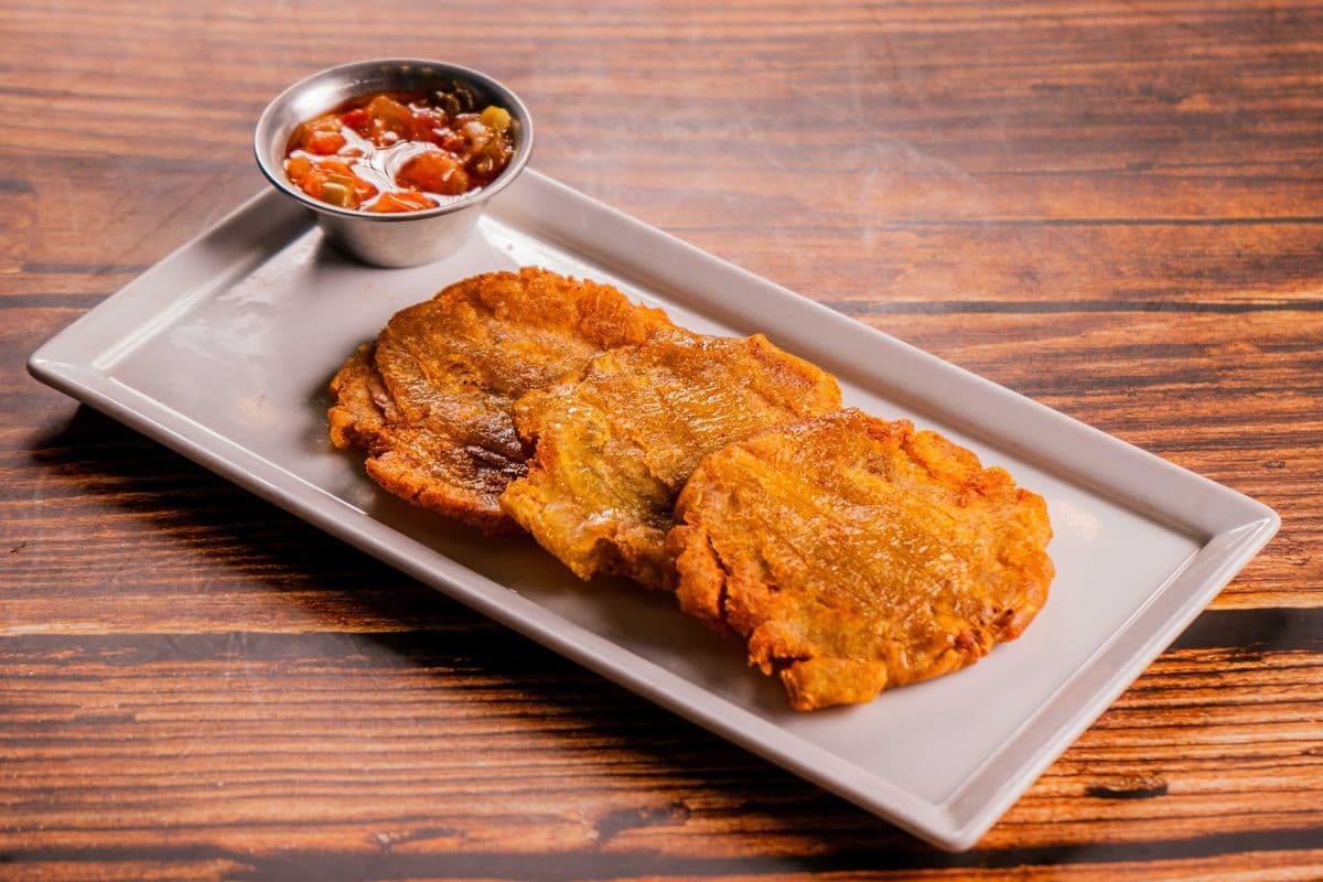 Patacones con hogao/ side of green plantain (deep fried)
