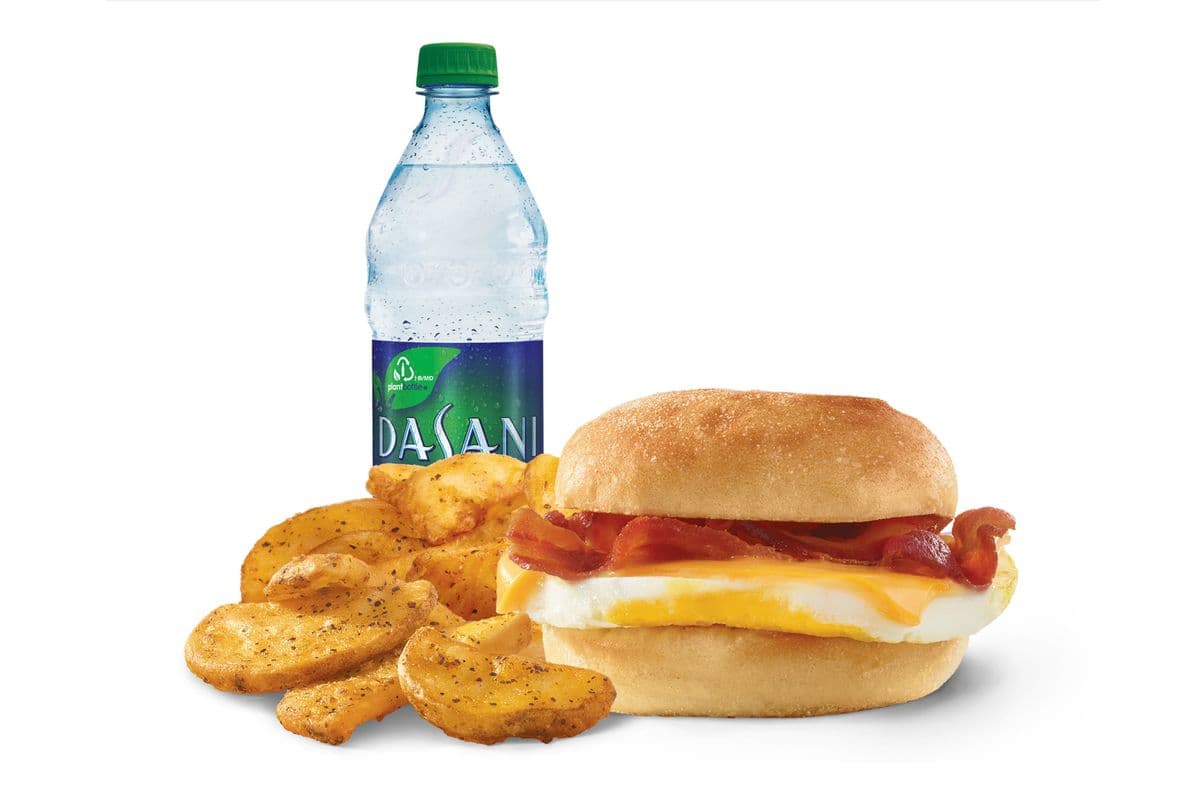 Combo sandwich classique avec bacon, œuf et fromage / Classic Bacon, Egg, and Cheese Sandwich Combo (Cals: 570)
