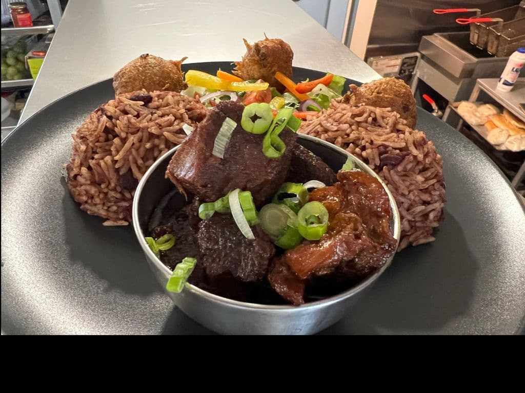 Riz, haricots rouges, porc roussi