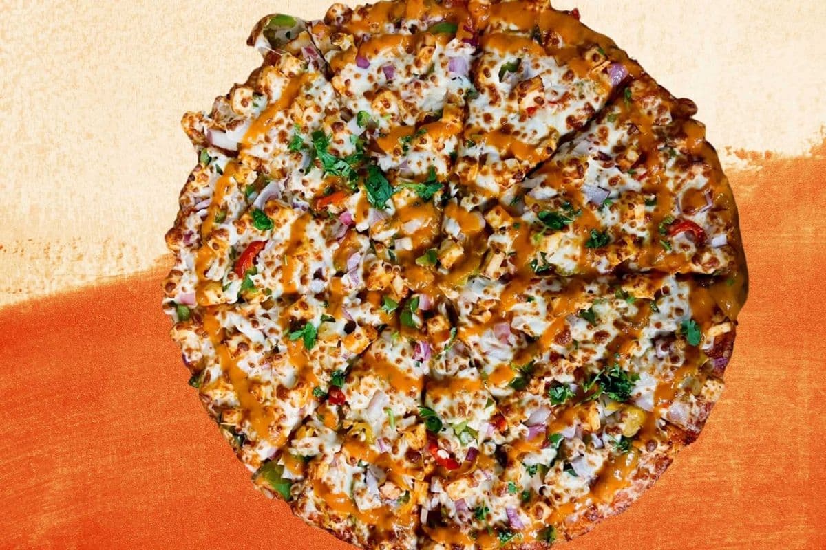 Paneer Makhani Pizza (5 Toppings and 1 Free Dip)